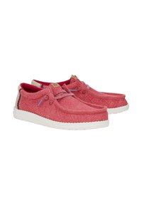 Scarpe di stoffa rosse con una finitura testurizzata, suola in gomma bianca e lacci coordinati. Presentano una fodera interna imbottita e dettagli di cucitura laterali.