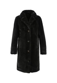 Manteau en fausse fourrure noire avec un col, cinq boutons sur le devant et deux poches latérales. Texture lisse et design jusqu'aux genoux.