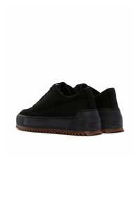 Sneakers neri in suede con una suola in gomma spessa. Presentano un pannello testurizzato sul tallone e un fondo rigato per una migliore aderenza. Design con lacci.