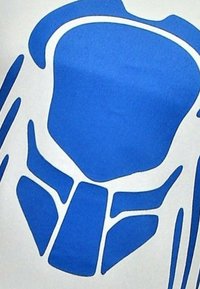 Blauw grafisch patroon op een witte achtergrond met gedurfde vormen en lijnen, wat een abstract ontwerp creëert. Glad oppervlak zonder zichtbare hardware.