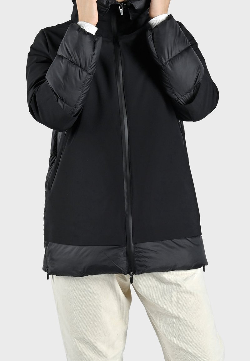 Schwarze Steppjacke mit glatter Außenseite, durchgehendem Reißverschluss vorne und leicht glänzendem unterem Teil. Weiche Textur mit Kapuze und elastischen Bündchen.
