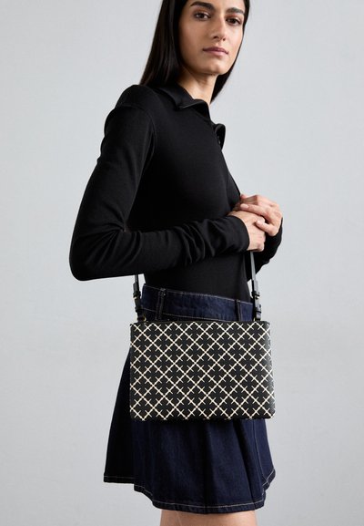 Borsa a tracolla nera e crema con motivo a rombi, di forma rettangolare, caratterizzata da una tracolla e materiale testurizzato.