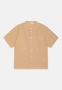 Camicia a maniche corte con bottoni in tessuto beige chiaro, caratterizzata da colletto rotondo, taschino frontale e cinque bottoni sul davanti. Tessuto morbido.