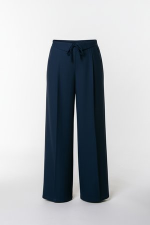 Nohavice širokého strihu v námorníckej modrej farbe, s pásom na sťahovanie. Materiál je hladký s jemnou textúrou a priamym, plynulým strihom.