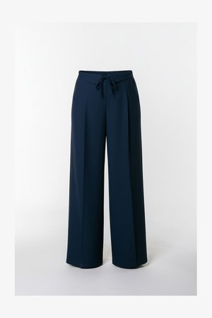 Nohavice širokého strihu v námorníckej modrej farbe, s pásom na sťahovanie. Materiál je hladký s jemnou textúrou a priamym, plynulým strihom.