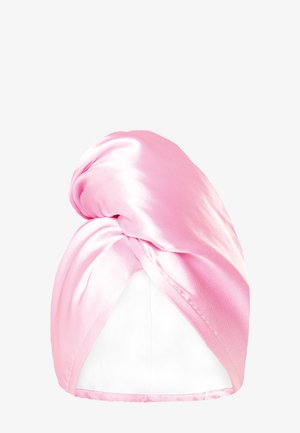 Glänzender pinkfarbener Satin-Turban-Kopfschmuck mit einem verdrehten Knoten vorne und einer glatten, glänzenden Oberfläche.