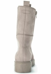 Grau Wildleder Stiefel bis zur Wade mit einem gestapelten, gerippten Absatz, glatter Oberfläche, seitlichem Reißverschluss und einer Schlaufe hinten für einfaches An- und Ausziehen sowie ein stilvolles Design.