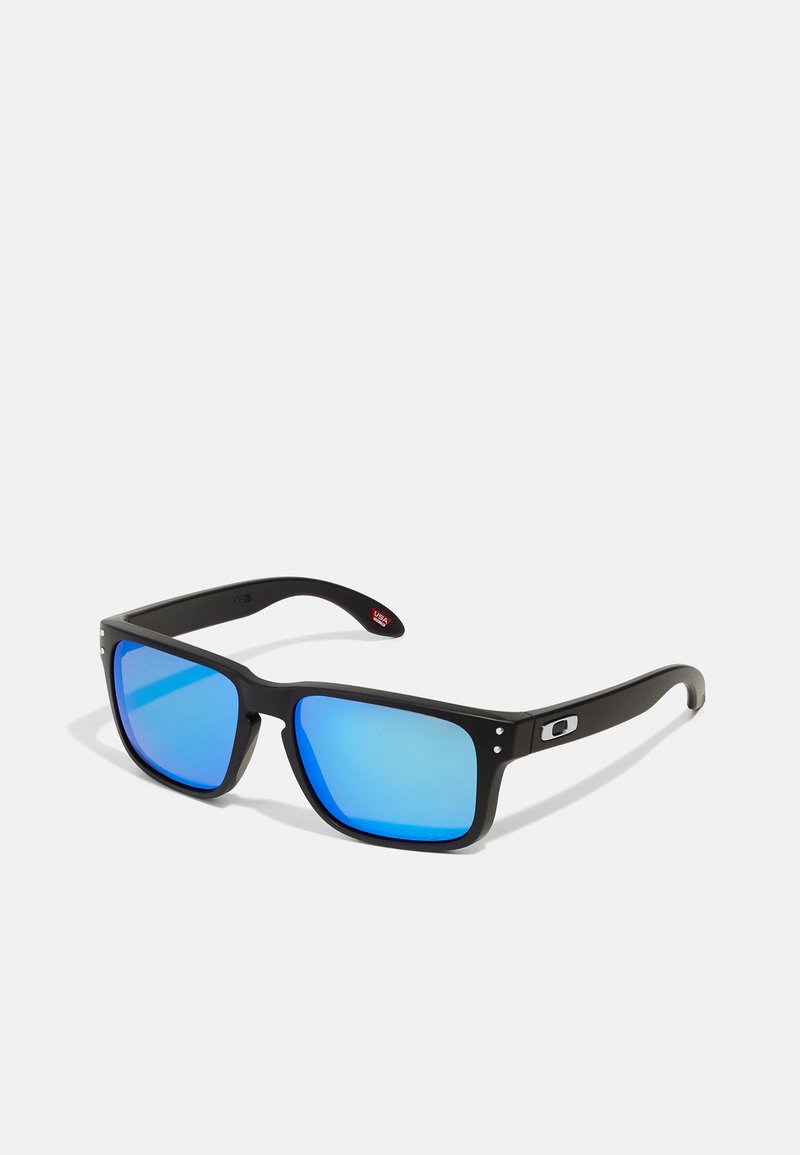 Ochelari de soare negri cu rame unghiulare, având lentile de oglindă albastre. Designul include accente hardware subtile pe brațe.