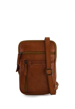 Brun læder crossbody taske med justerbar rem, front lynlås lomme og hoved lynlåskammer, stående oprejst på en hvid baggrund.