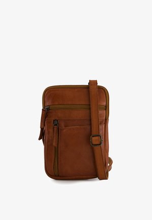 Bruine leren crossbodytas met verstelbare band, voorvak met rits en hoofdvak met rits, rechtopstaand op een witte achtergrond.