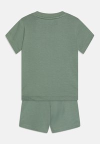 adidas Originals TEE UNISEX SET - Šortai - silver green