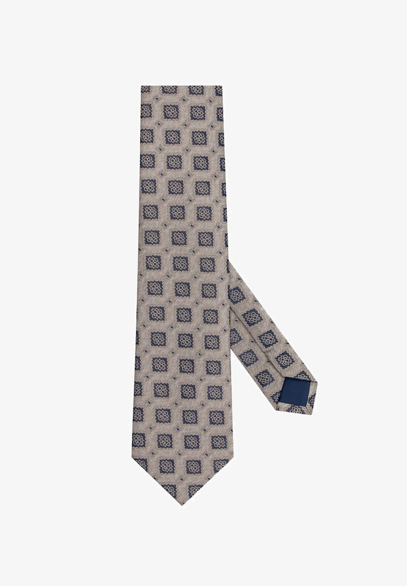Krawat w marynarskie wzory z geometrycznym wzorem kwadratów na beżowym tle; wykonany z gładkiego materiału o sztywnym kształcie.