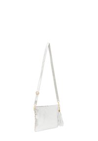 Sølvmetallic crossbody taske med en glat overflade, justerbar rem og en dekorativ kvast detalje. Guldtonet hardware-accenter.