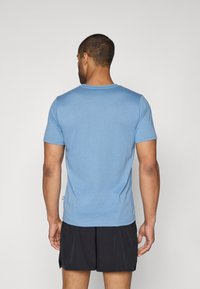 New Balance HEATHERTECH GRAPHIC  - Sportiniai marškinėliai trumpomis rankovėmis - blue