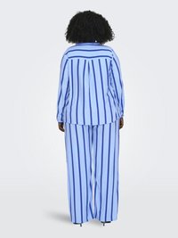 Modra in bela prugasta zbirka bluze in hlač, ki vključuje dolge rokave, sproščen kroj in široke hlače. Gladka tekstura blaga.