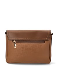Bolso cruzado de cuero marrón con un acabado texturizado, que cuenta con un cierre de solapa y un bolsillo frontal con cremallera y detalles en metal dorado.