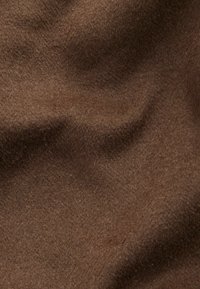 Brauner Wollstoff mit einer weichen, strukturierten Oberfläche, die einen subtilen Glanz und sanfte Falten aufweist und Tiefe sowie Farbreichtum präsentiert.