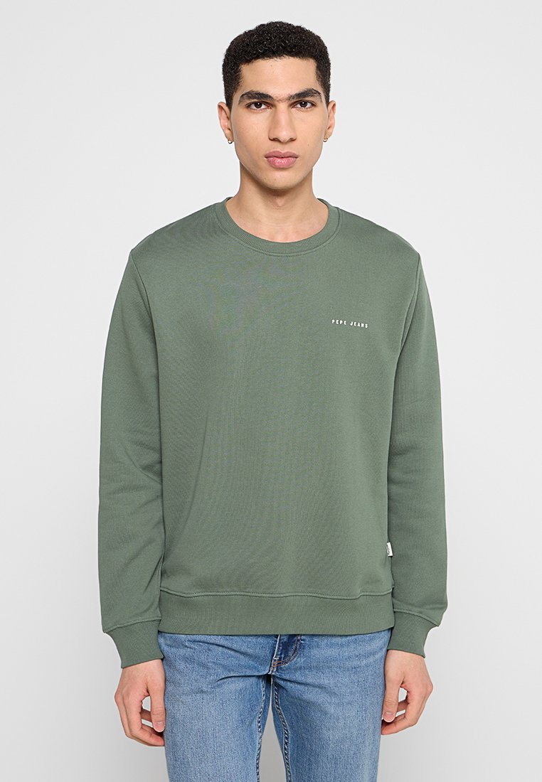 Sudadera verde oliva en mezcla de algodón, con cuello redondo, mangas largas y pequeño logo blanco en el pecho. Diseño y textura simples.