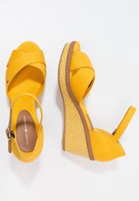Tommy Hilfiger Sandály na platformě - yellow