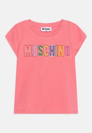 Maglietta rosa per bambini con maniche corte e logo "MOSCHINO" ricamato a colori sul petto.