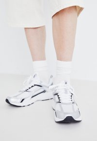 JFWTOKYO - Sportcipő - bright white/black