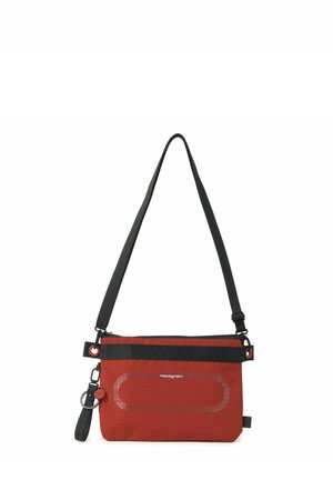 Sac bandoulière rouge Hedgren avec sangle noire réglable et porte-clés attaché sur le côté.