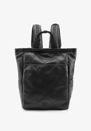 Zaino nero in pelle trapuntata con doppie spalline, manico superiore e tasca frontale. Texture liscia e design minimalista.