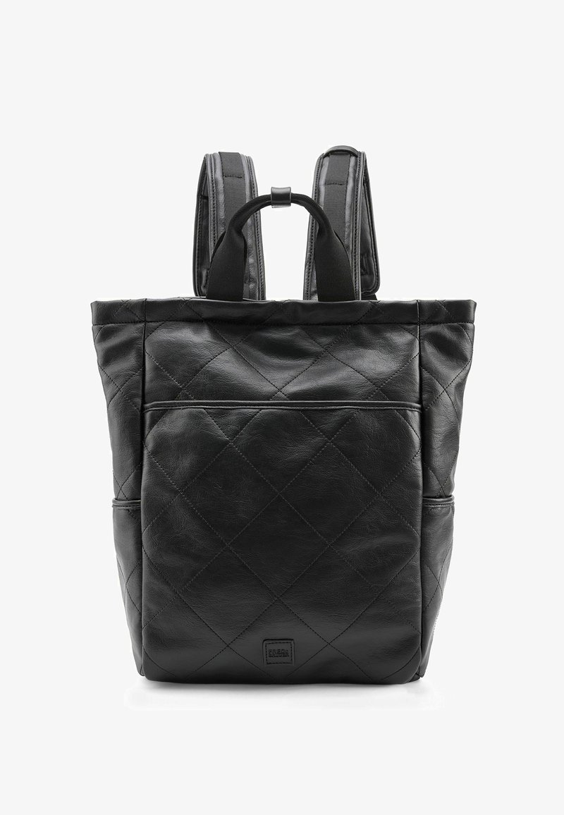 Mochila negra de cuero acolchado con doble correa para los hombros, asa superior y bolsillo frontal. Textura suave y diseño minimalista.