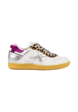 Zapatilla blanca con detalles plateados y metálicos en rosa, lengüeta con estampado de leopardo y suela de goma amarilla, mostrada de perfil sobre fondo blanco.