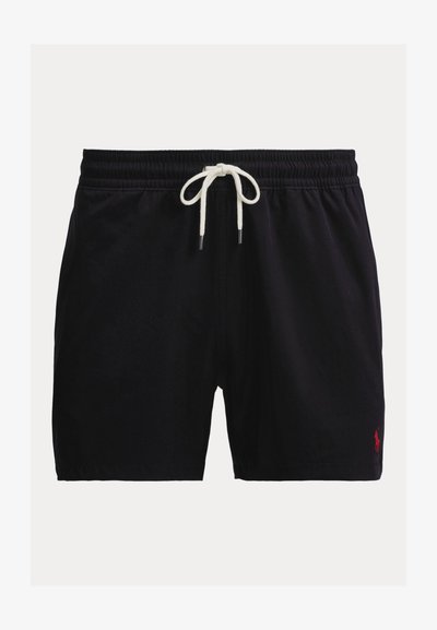 Μαύρο σορτς με κορδόνι στη μέση, ελαστική μέση και μικρό κόκκινο κεντητό λογότυπο στο κάτω δεξί πόδι.