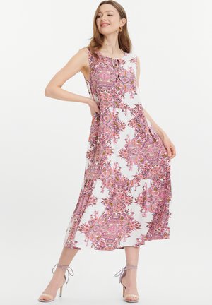 Florales Maxikleid in Weiß mit rosa und lila Paisleymuster, ärmelloses Design, gestuften Rock und einem Bindeband am Ausschnitt.