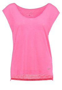 Růžový krátký rukáv Nike Dri-FIT top, lehký, volný střih, kulatý výstřih, se stříbrným logem na levé straně.