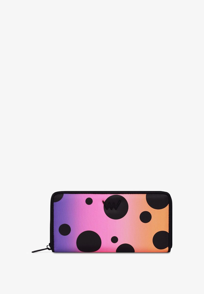 Peněženka na zip s gradientem od růžové po oranžovou, zdobená velkými černými puntíky. Materiál je hladký s černým okrajem.