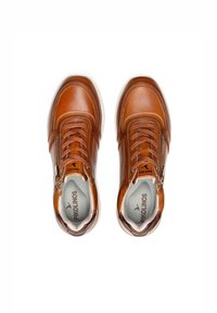 Sneakers de cuero marrón con un acabado texturizado, que presentan un diseño de cordones, cremallera lateral y una plantilla acolchada con suela de goma blanca.