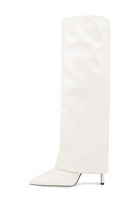 Stivale bianco al ginocchio realizzato in materiale liscio, con punta affusolata e tacco sottile. Design semplice con accenti minimalisti.