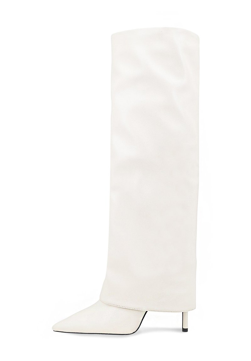 Stivale bianco al ginocchio realizzato in materiale liscio, con punta affusolata e tacco sottile. Design semplice con accenti minimalisti.