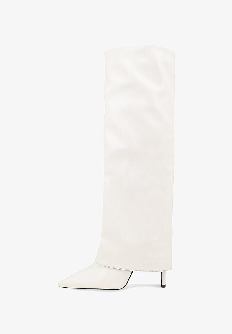 Stivale bianco al ginocchio realizzato in materiale liscio, con punta affusolata e tacco sottile. Design semplice con accenti minimalisti.