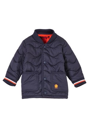 Chaqueta acolchada azul marino con botones de presión, cuello y puños acanalados con rayas rojas y blancas, dos bolsillos delanteros y logo de baloncesto naranja.