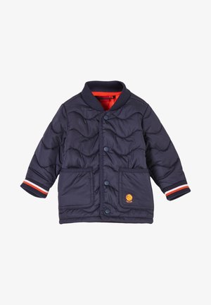 Chaqueta acolchada azul marino con botones de presión, cuello y puños acanalados con rayas rojas y blancas, dos bolsillos delanteros y logo de baloncesto naranja.