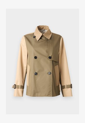 Σύντομο δίχρωμο μπεζ και ελιάς διπλό παλτό με μαύρα κουμπιά, μυτερό γιακά, πλαϊνές τσέπες και ρυθμιζόμενους ιμάντες στον καρπό.