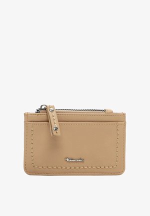 Porte-cartes en cuir fauve avec une poche zippée, des coutures visibles et un logo de marque. Il présente une texture lisse et un design compact.