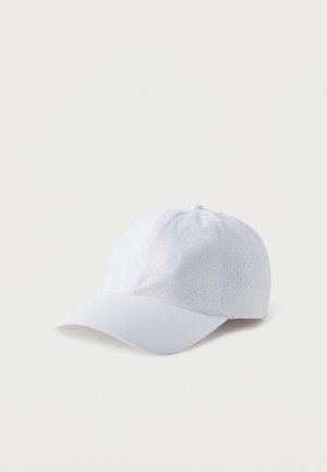 Casquette de baseball blanche avec de petites perforations partout, couronne structurée et visière courbée, photographiée sur un fond blanc uni.