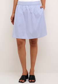 Modrá a bílá pruhovaná sukně ke-kně s plisovaným designem, má solidní pas a boční kapsy. Nosit s černými muly na blokovém podpatku.