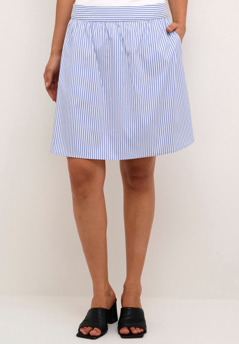 Modrá a bílá pruhovaná sukně ke-kně s plisovaným designem, má solidní pas a boční kapsy. Nosit s černými muly na blokovém podpatku.