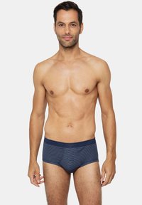 Marineblaue Herren-Slips aus weichem Stoff, mit gestreiftem Muster, elastischem Bund und einer körperbetonten, konturierten Passform.