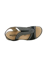 Sandalo nero con design aperto, decorato con borchie argentate, dotato di una comoda suola piatta e una soletta color cuoio contrassegnata "Valleverde".