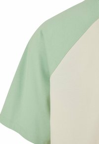 Urban Classics RAGLAN TEE - Trükipildiga T-särk - whitesand vintagegreen