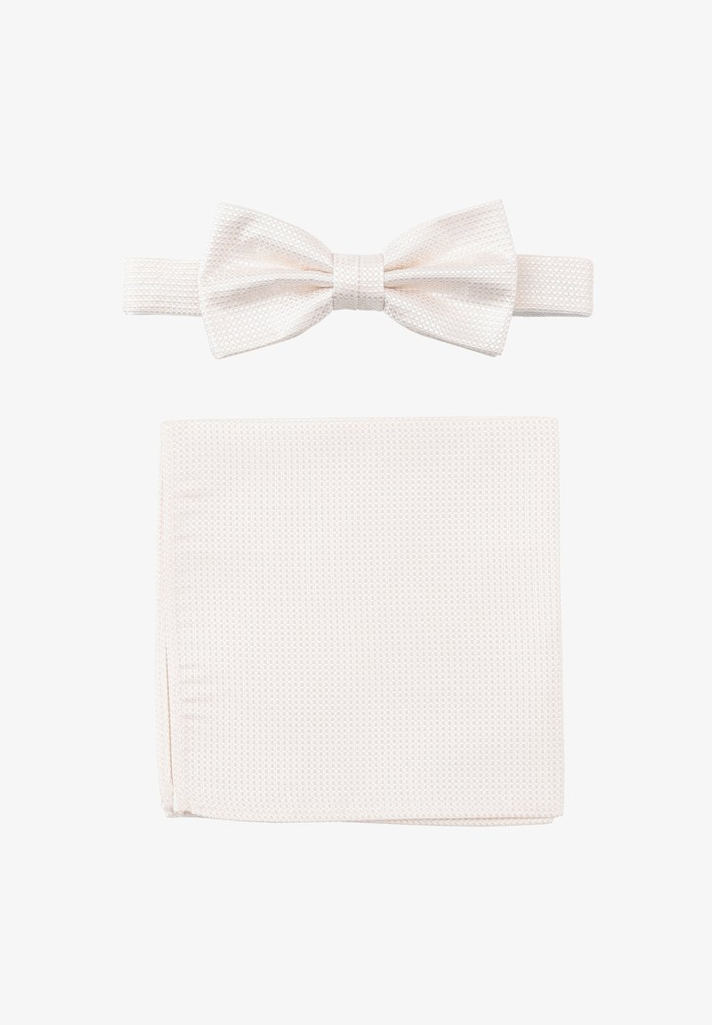 Weißes gemustertes Fliegenband mit passender Einstecktuch. Beide bestehen aus strukturiertem Stoff und weisen ein dezentes geometrisches Design auf.