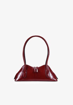 Bolso de mano de cuero rojo con un diseño estructurado, asas redondeadas y cierre de cremallera. Textura suave y detalles mínimos de herrajes.