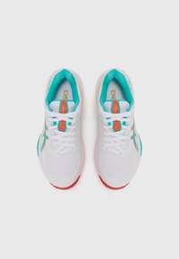 Baskets de sport blanches avec des accents turquoise et rouges. Elles disposent d'une tige en maille, d'un système de laçage et de semelles en caoutchouc texturé pour l'adhérence.